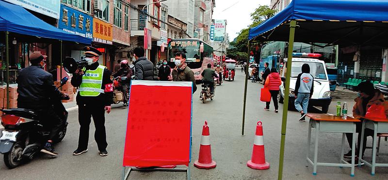"近日,马山县永州镇永州社区居民农启民表示,他非常支持永州镇全镇对