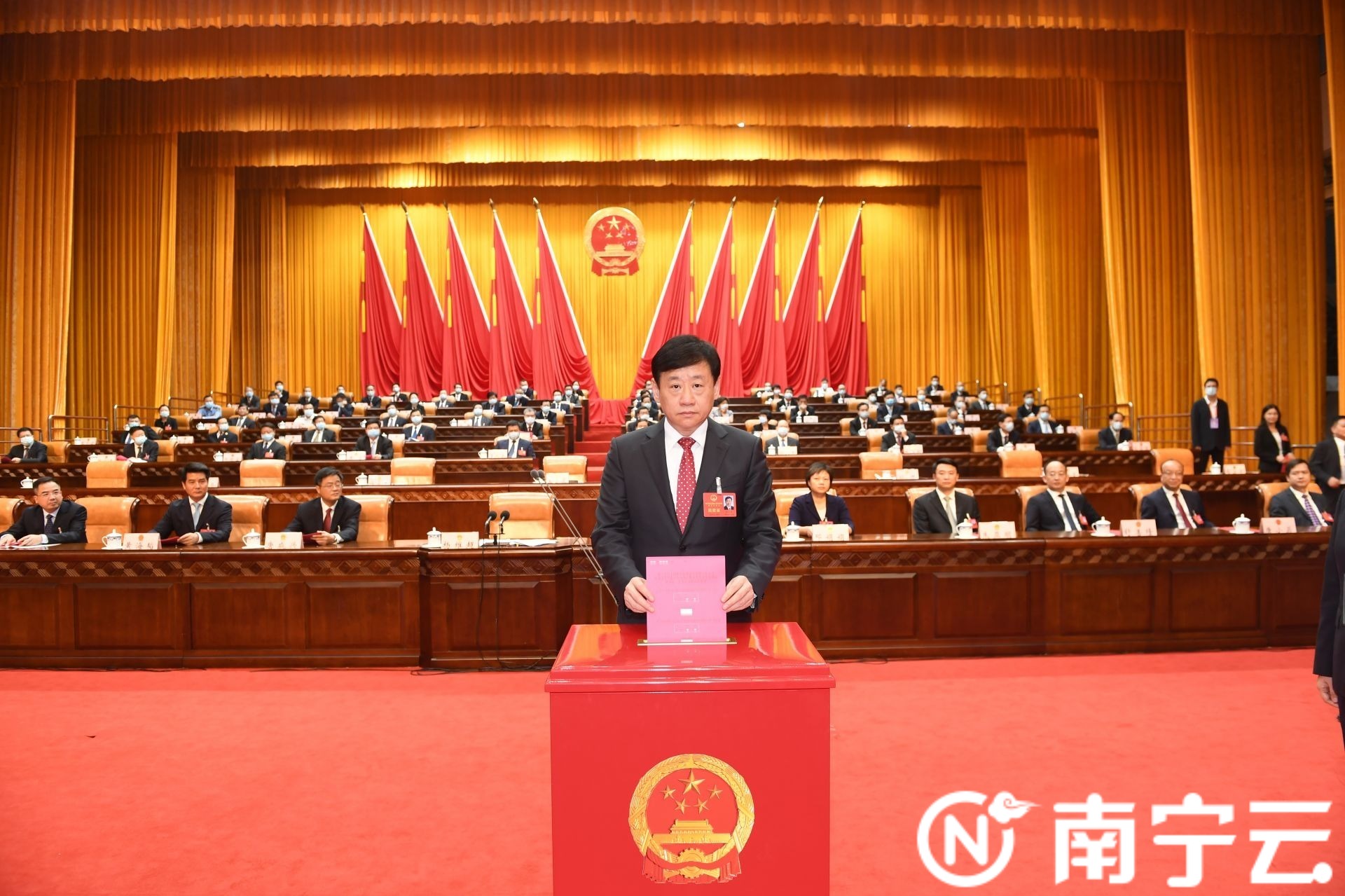 第三次全体会议 王小东周红波杜伟出席 冯学军当选市人大常委会主任