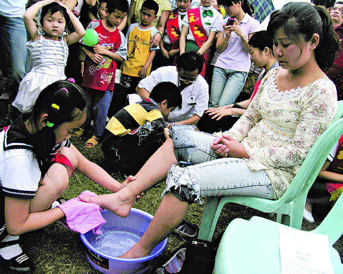 南寧舉行千人為母洗腳活動　表彰十大傑出母親
