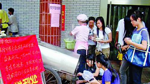 中小学建立起班主任负责制班主任要每天通过晨检掌握本班学生状况.