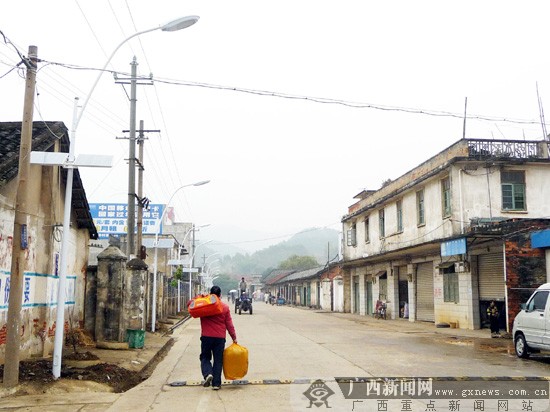 伶俐镇镇区街道装上了路灯.