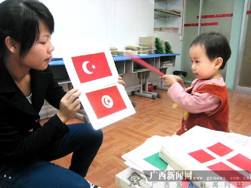 南寧一名2歲半女娃竟能辨認224個國家和地區旗幟