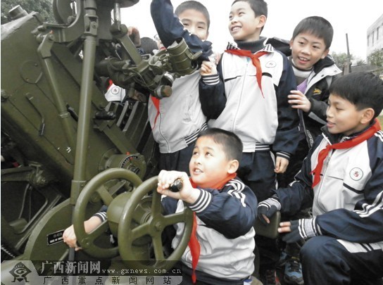 南寧200多名小學生觀看軍事演練 體會高射炮操作