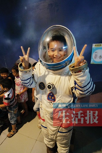 “再現太空課堂”開課 孩子們穿上太空服體驗失重