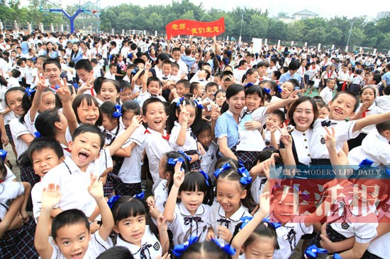 南宁滨湖路小学倡导学生给老师送“拥抱礼”