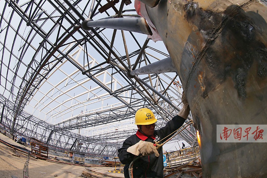 南寧火車東站候車大廳鋼結構屋頂整體提升施工