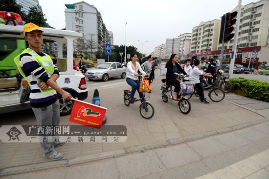 南寧：“市民節日探交通”志願者倡導文明出行
