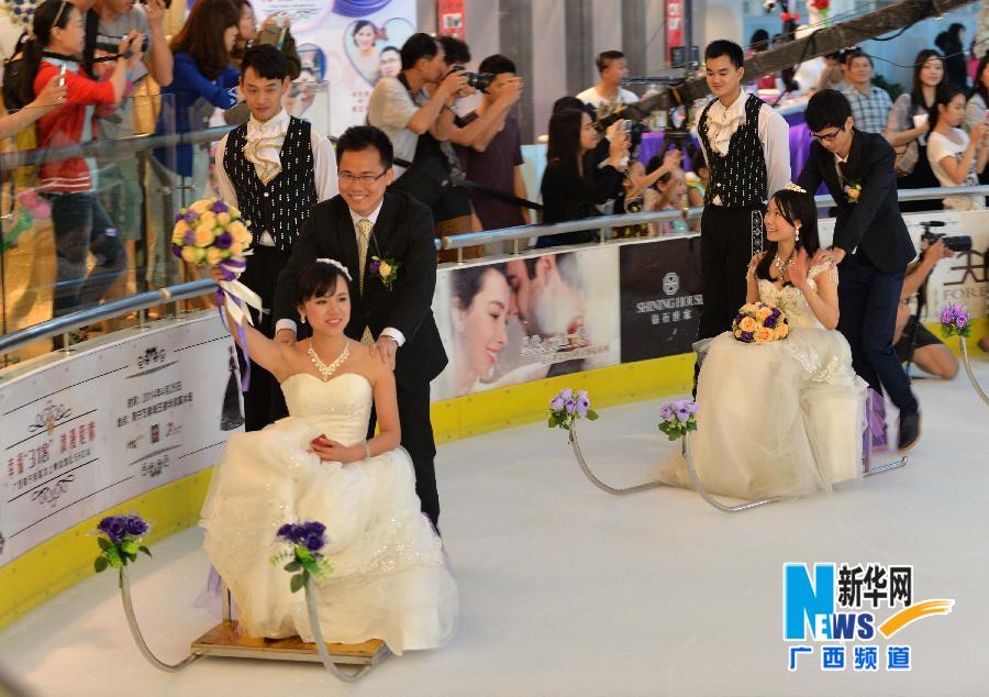 （晚報）（1）南寧舉行首屆冰上集體婚禮