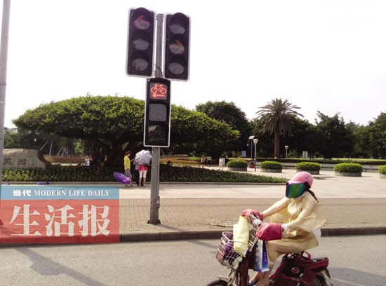 南寧交警試點管理非機動車 單車電動車有了信號燈