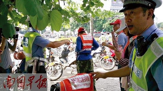 南宁整治电驴新招:要么被罚款 要么路面站岗1小时