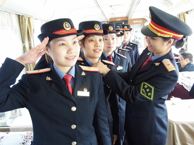 1月25日，南寧客運段北京車隊職工在進行文明禮儀服務培訓。