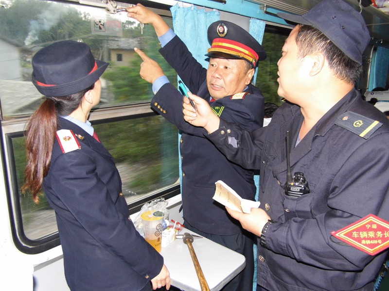 1月25日，南寧客運段城際車隊車長率隊在聯檢車窗安全隱患，防止旅客跳窗和拋物傷人。