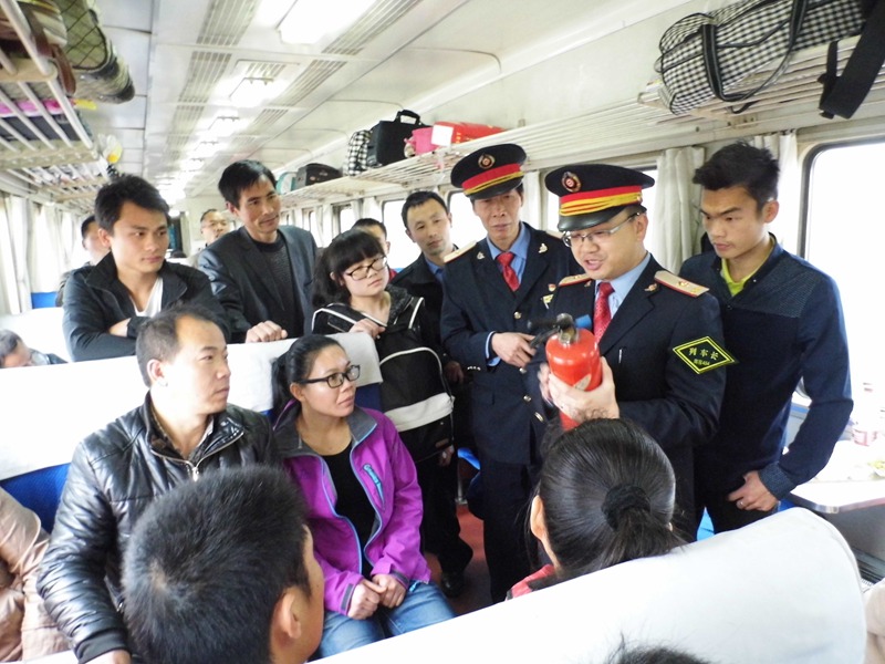 1月25日，南寧客運段寧波車隊車長在向旅客講解消防知識。