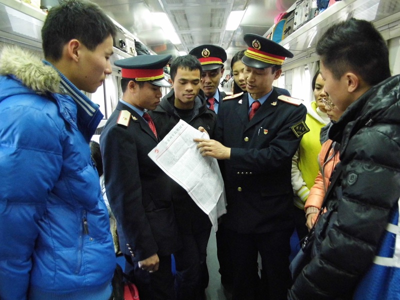 1月25日，南寧客運段武昌車隊車長在向旅客宣傳新的春運時刻表。