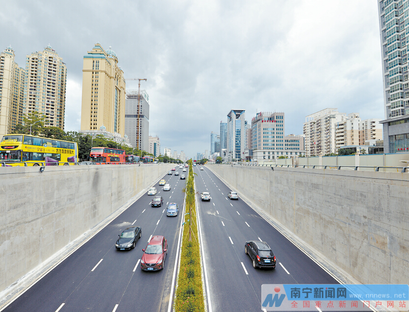 民族大道下穿青秀路隧道于去年8月通车,一定程度上缓解了交通拥堵状况